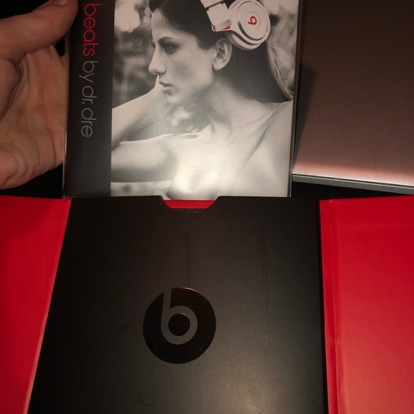 UrBeats By Dr.Dre Earphones - Pink - Picture 3 of 4